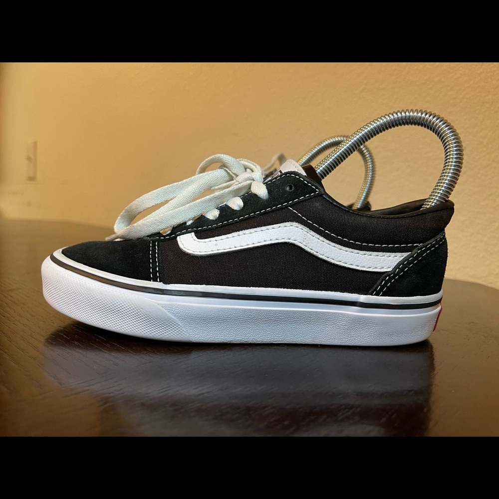 Vans Boys Youth Ward Low Top Skate Shoes Black/White Size 2 suede